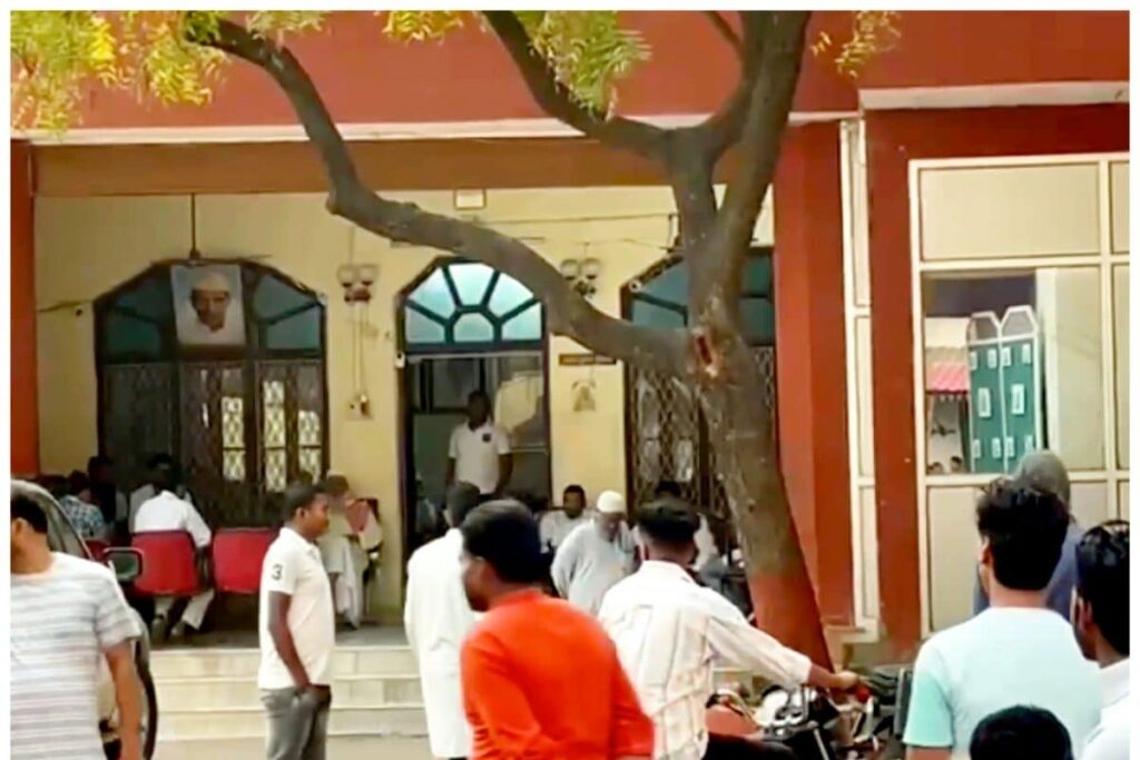 Shutters Down in Mukhtar Ansari's Native Place Ghazipur; People Wait for Body to Arrive
