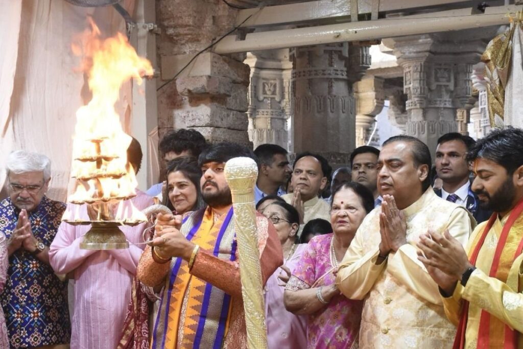 Mukesh Ambani Offers Prayers at Gujarat's Dwarkadhish Temple After Anant-Radhika Pre-wedding Bash | WATCH