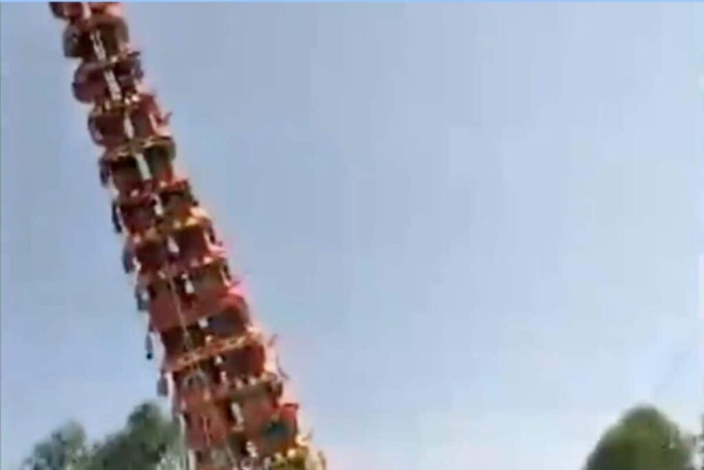120-Foot-Tall Chariot Collapses During Annual Fair in Anekal, Bengaluru; Devotees Escape Unharmed