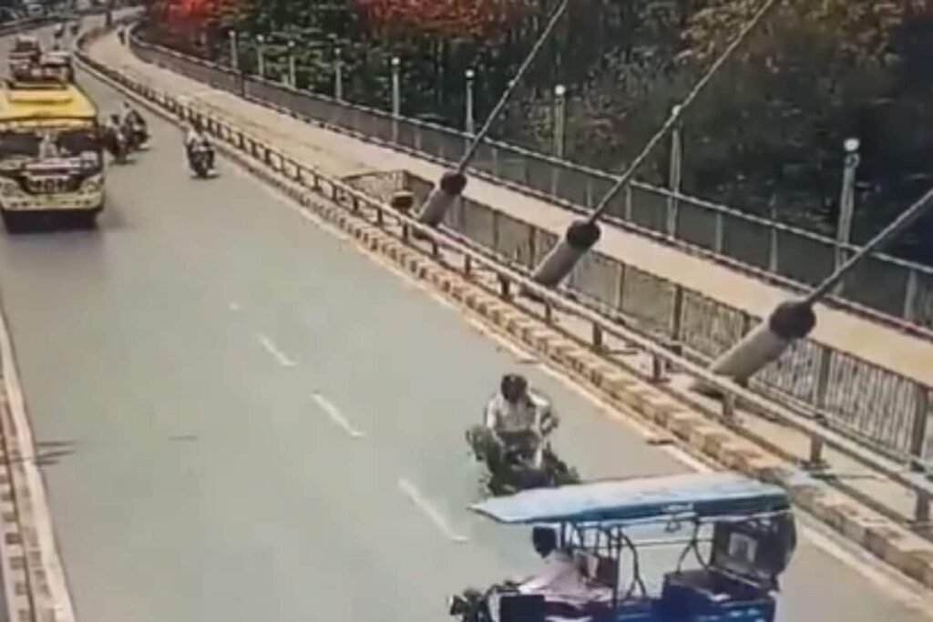 Man Dies After Bike Hit E-Rickshaw Taking Sudden U-turn On Bridge | Video