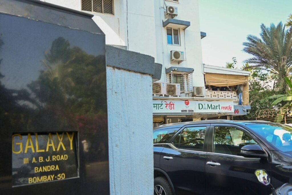 Salman Khan Firing Case: Security Beefed Up Outside Galaxy Apartments, Cops Ask Actor to Inform Before Leaving Home