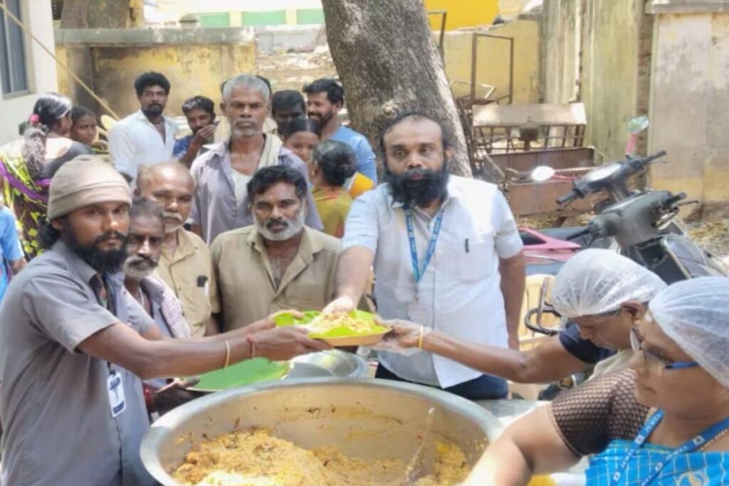 300 Municipal Sanitation Workers Are Offered Free Meals By This Private Organisation