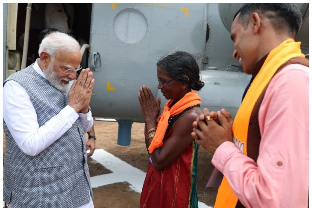 PM Modi Meets Fruit Seller Mohini Gowda During Visit to Karnataka's Sirsi