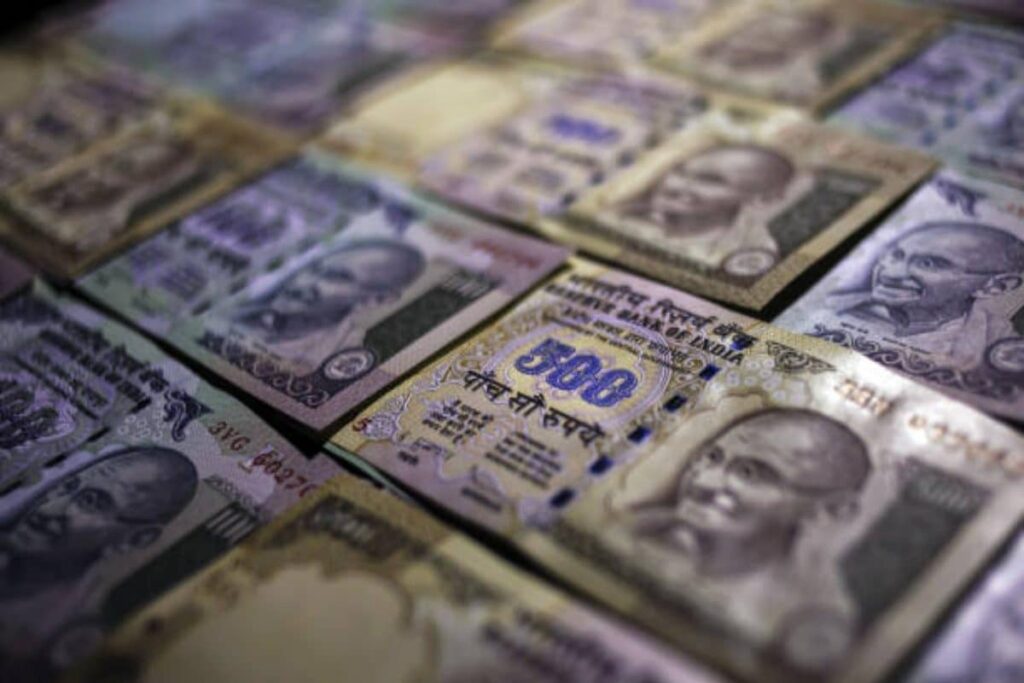 Police Found Rs 60 Lakh Cash In Two Parcels Of Duronto Express At Mumbai Platform