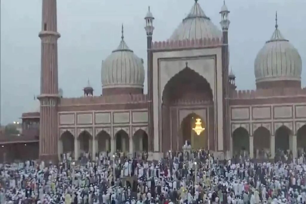 Thousands Of Devotees Gather At Delhi's Jama Masjid To Offer Prayers On Eid-ul-Fitr | WATCH