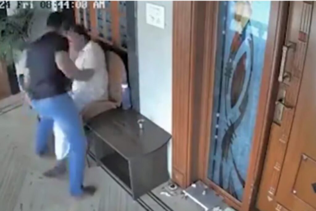 Tamil Nadu: Man Punches Elderly Father Till He Faints, Brutal Moment Caught on Cam