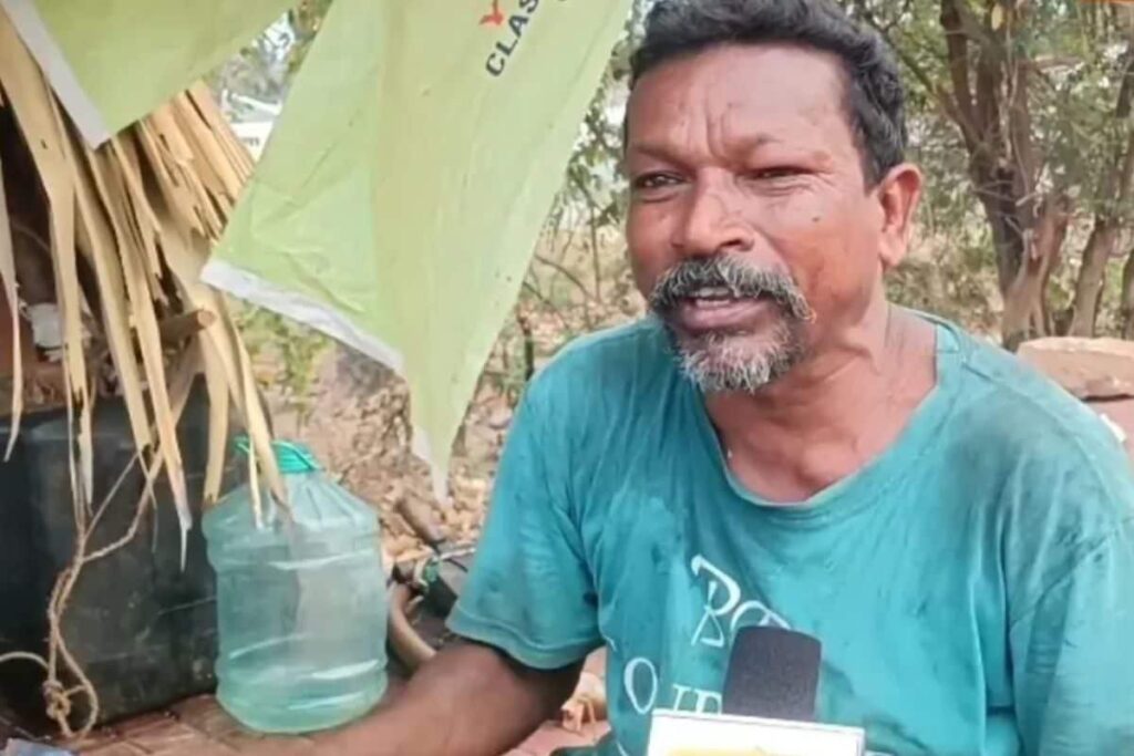 In Visakhapatnam, This Man Sells Palm Wine Singing Songs For Customers