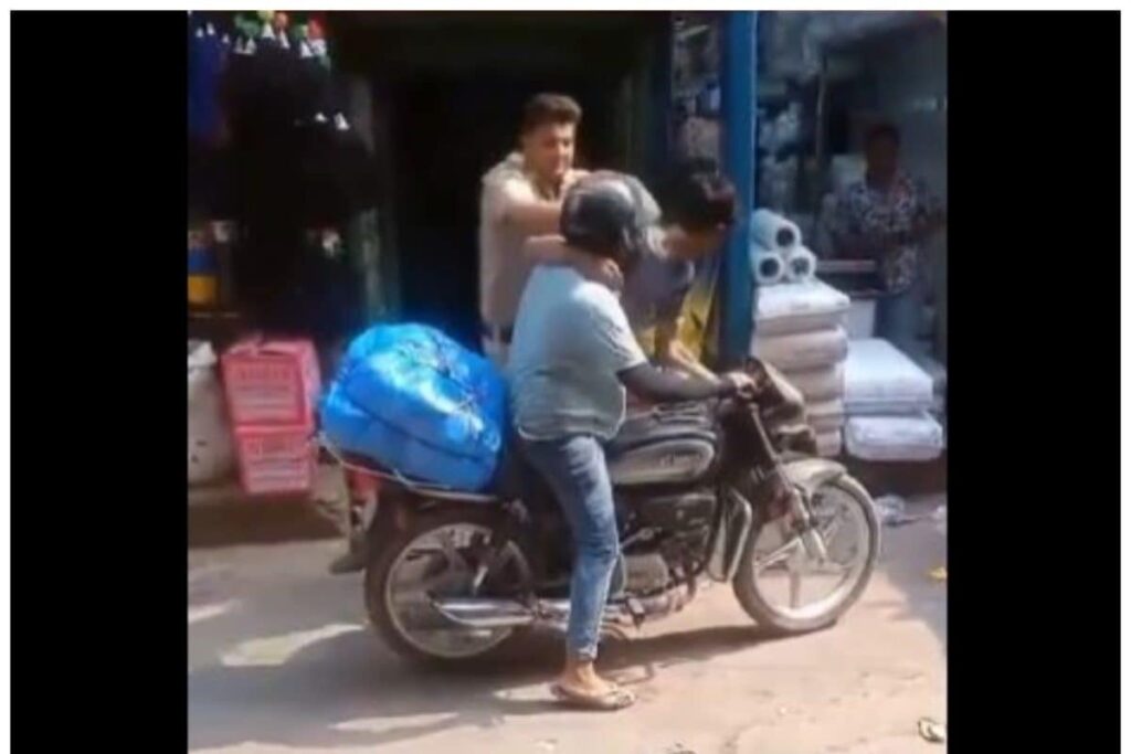 On Cam | Delhi Police Constable Catches Thief Trying To Steal Biker's Wallet, Netizens React