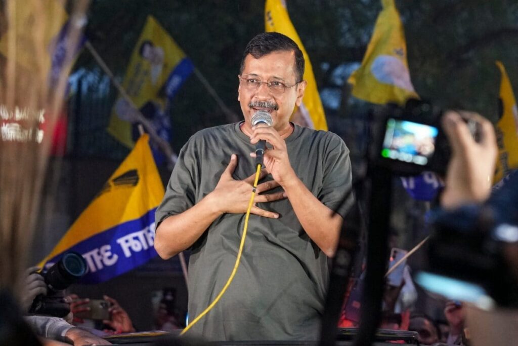Delhi CM Kejriwal, Bhagwant Mann Offer Prayers at Delhi's Hanuman Temple