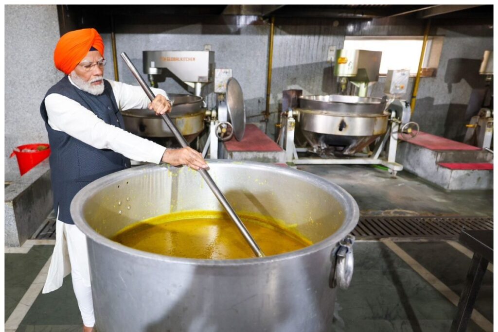 PM Modi Serves Langar At Patna Sahib Gurdwara | WATCH