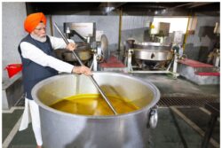 PM Modi Serves Langar At Patna Sahib Gurdwara | WATCH