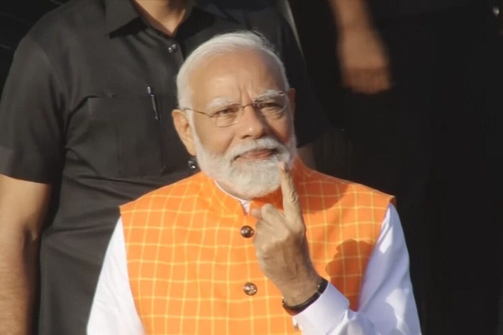 PM's Brother Somabhai Modi Turns Emotional, Remembers Mother on Polling Day