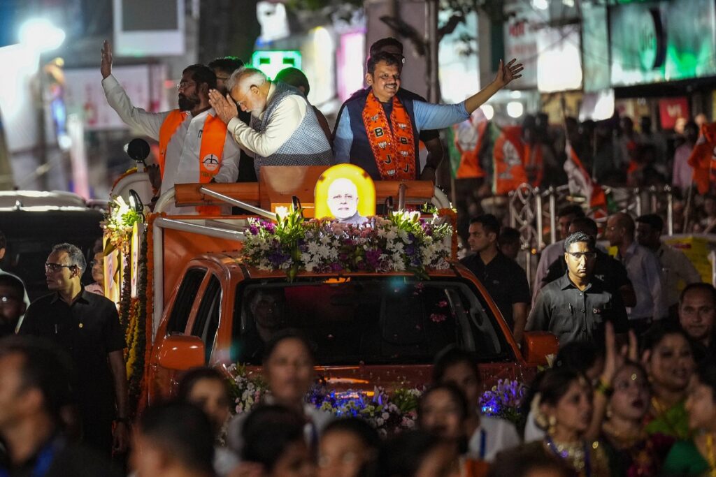 Chaos in Mumbai Metro But Cheers on Street: A Glimpse of PM Modi's Ghatkopar Roadshow Amid Office Hours
