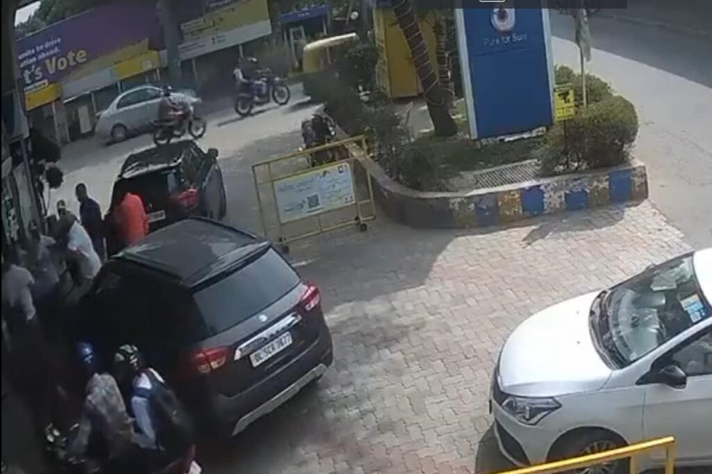 AAP MLA Amanatullah Khan's Son Threatens Noida Petrol Pump Staff | Video