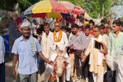 This Bihar Candidate is Campaigning on a Donkey for Lok Sabha Polls; Has a Reason for His Unusual Choice | WATCH