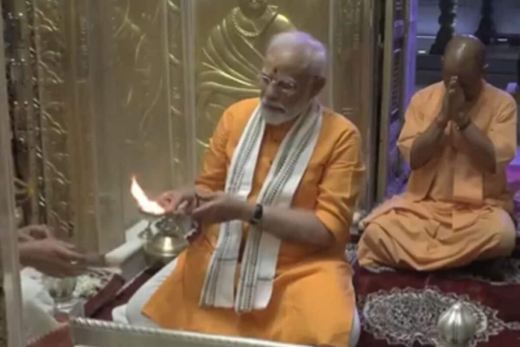 PM Modi Offers Prayers at Kashi Vishwanath After Grand Roadshow in Varanasi | WATCH