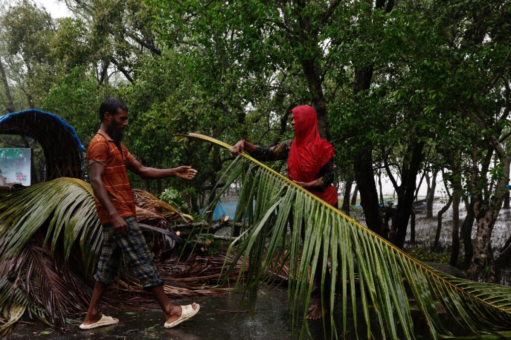 Bangladesh: 7 Dead, 15 Million Without Power As Cyclone Remal Batters The Country's Coasts