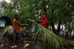 Bangladesh: 7 Dead, 15 Million Without Power As Cyclone Remal Batters The Country's Coasts