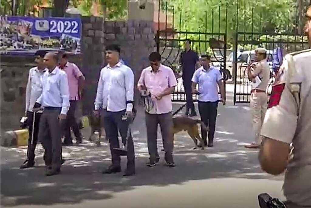 Day After Over 100 Schools Receive Bomb Hoax, Delhi Top Cop Gets Similar 'Threat' Email; Minor Held