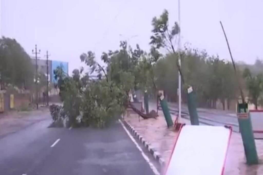 Man Injured After Street Light Pole Falls On Him In Thane