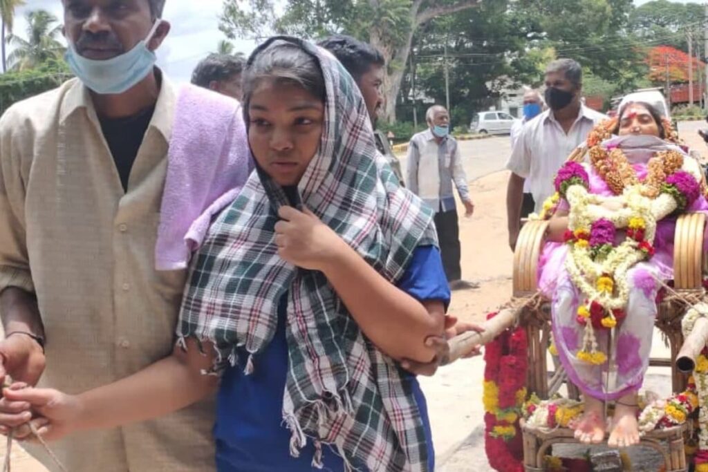 Mysuru Woman Performs Mother's Last Rites Defying Age-old Norms