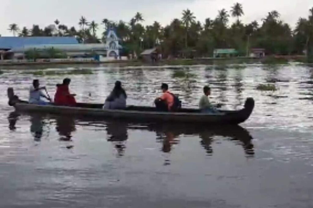 In Kerala's Kuttanad, Students Use Boats And Canoes To Go To School