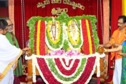 Amid Weekend Rush At Andhra’s Srisailam Temple, Devotees Wait 4 Hours For Darshan