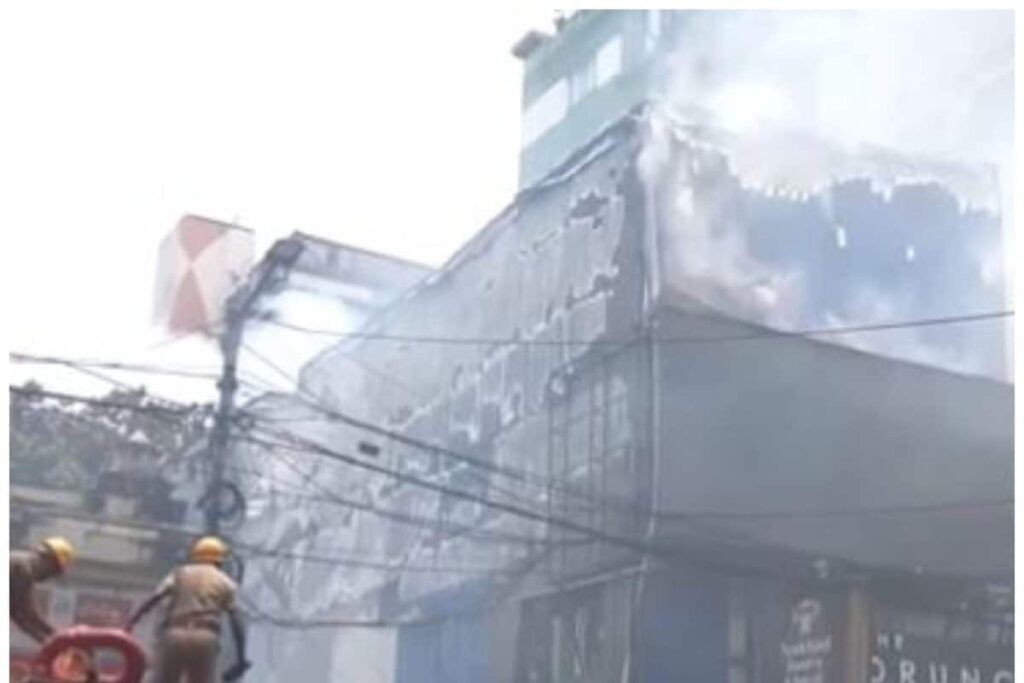 Massive Fire Breaks Out at Kolkata Restaurant, No One Injured | Video