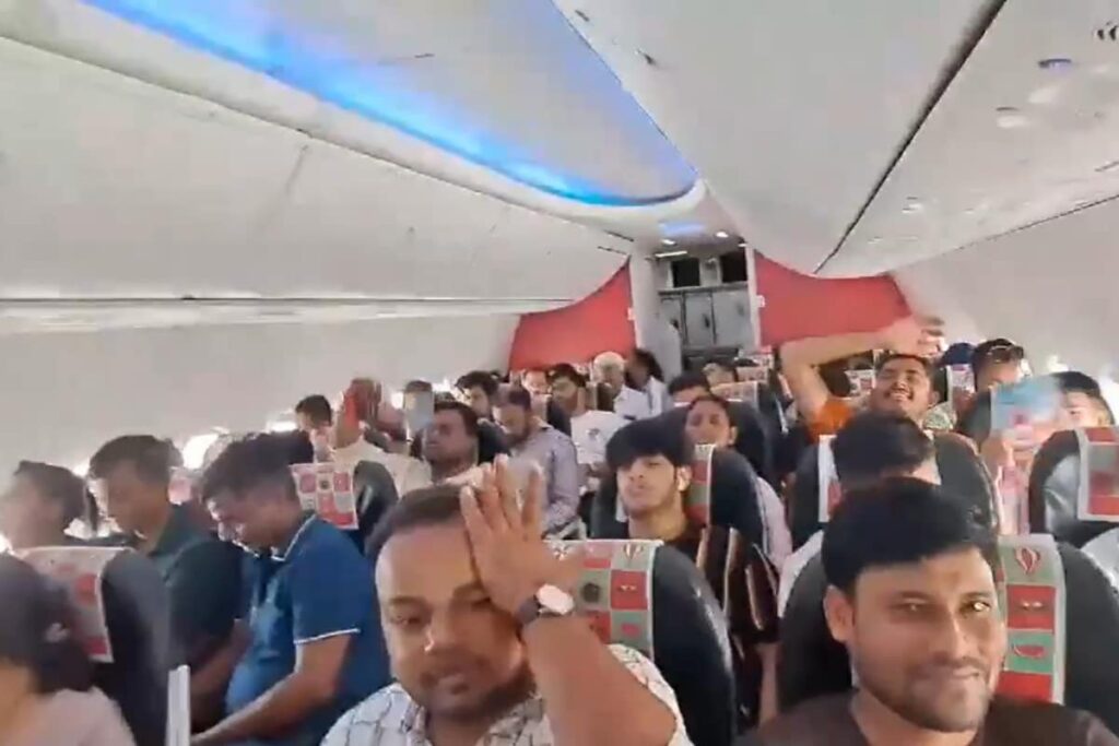 SpiceJet Passengers Made to Wait Inside Aircraft 'Without AC For An Hour' Amid Severe Heatwave in Delhi | Video