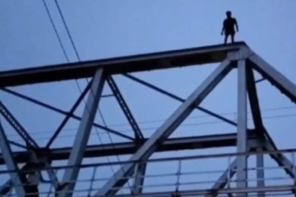 Bengal Man Halts Train For 3 Hours Demanding iPhone, Falls Into River During Rescue