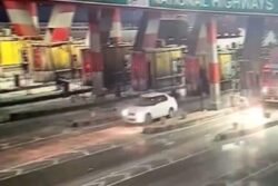 On Cam |Speeding Car Runs Over Booth Worker To Avoid Paying Toll Tax In UP