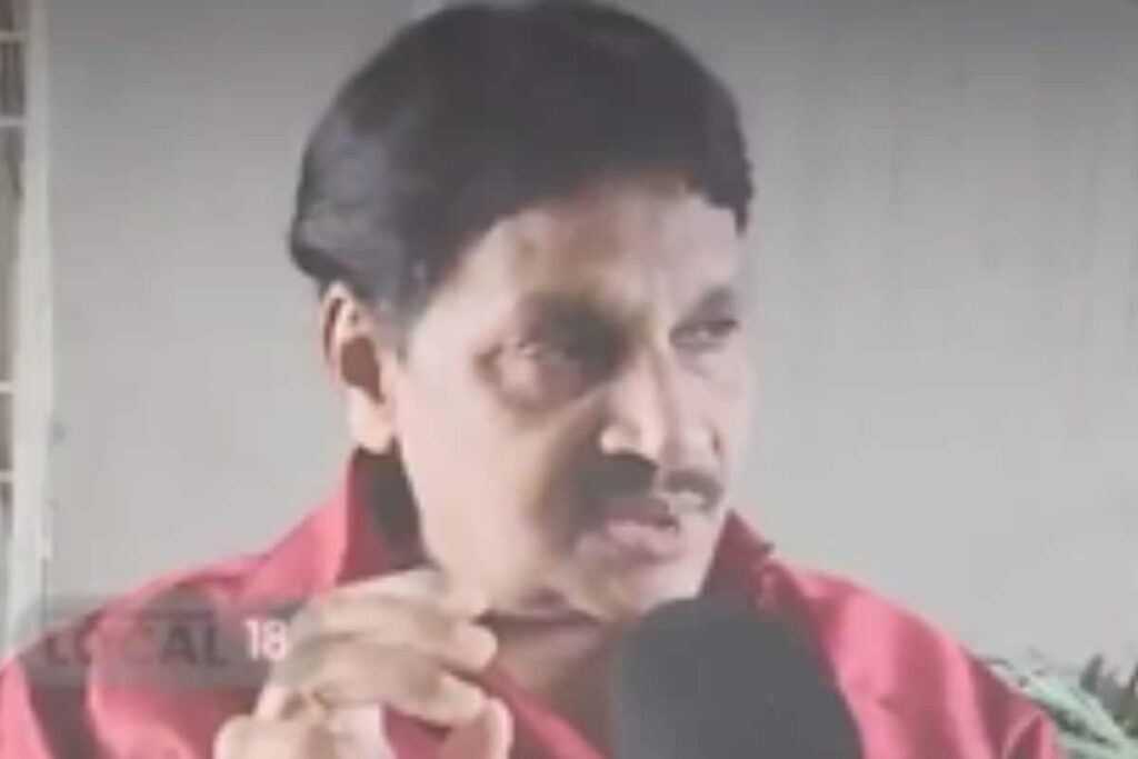 This 70-year-old Retired PE Teacher’s Excellent Mimicry Skills Have Locals’ Attention