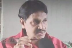 This 70-year-old Retired PE Teacher’s Excellent Mimicry Skills Have Locals’ Attention