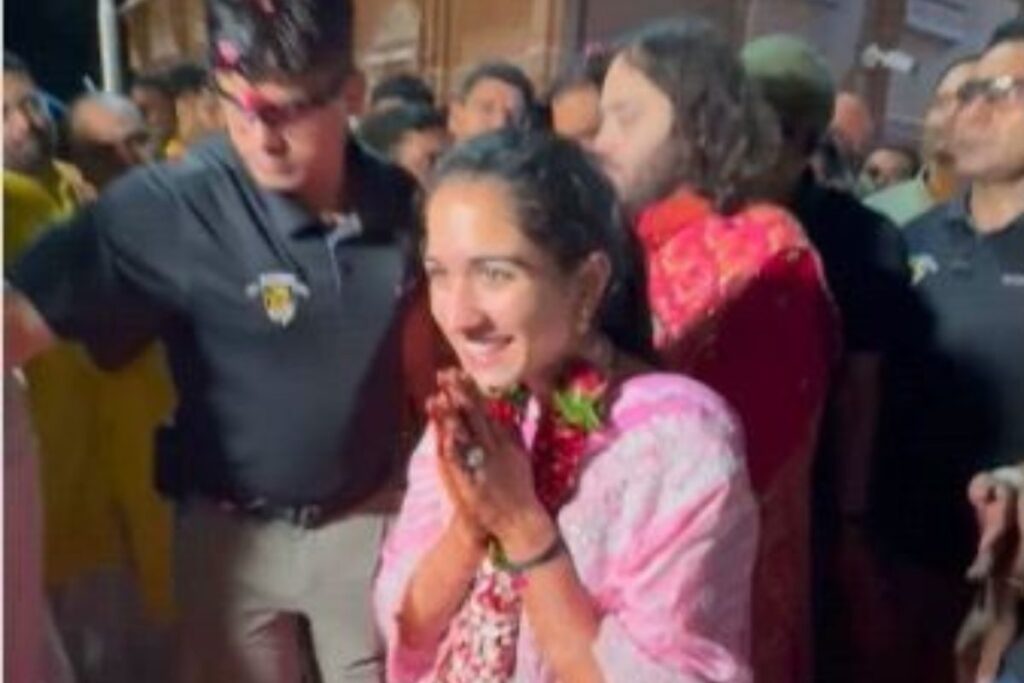 Newlyweds Anant Ambani & Radhika Merchant Reach Jamnagar, Welcomed With Petal Shower, Aarti | Watch