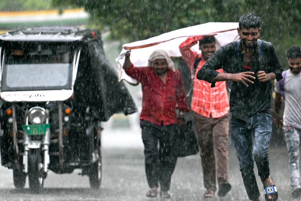 IMD Weather Update: Heavy Rain Likely In Maharashtra, Tamil Nadu Today; Showers In Delhi, UP Over 2-3 Days
