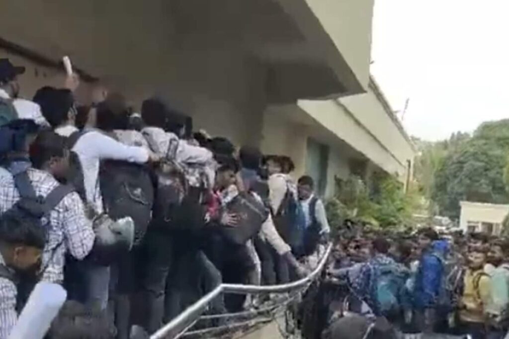 Railing Collapses As 1,800 Aspirants Appear For A Job With 10 Positions in Gujarat | On Cam