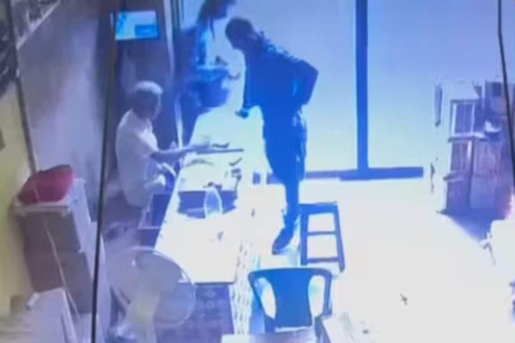 In Bengal's Sheoraphuli, Two Men Steal Lakhs From Grocery Shop