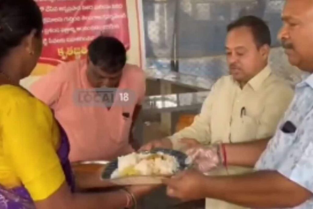 Telangana's Sri Kashi Annapurna Anna Prasadam Gives Food To 300 Patients In A Hospital
