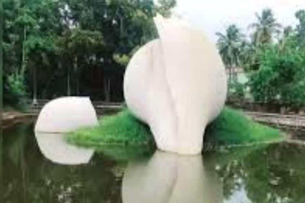This Thiruvananthapuram Village Houses Kanayi Kunhiraman's Famous Conch Sculpture