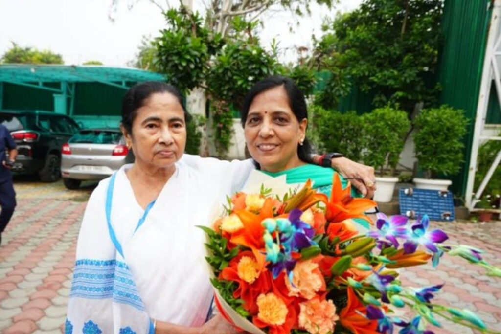 Mamata Banerjee Visits Delhi Chief Minister Arvind Kejriwal's Home, Meets His Wife Sunita