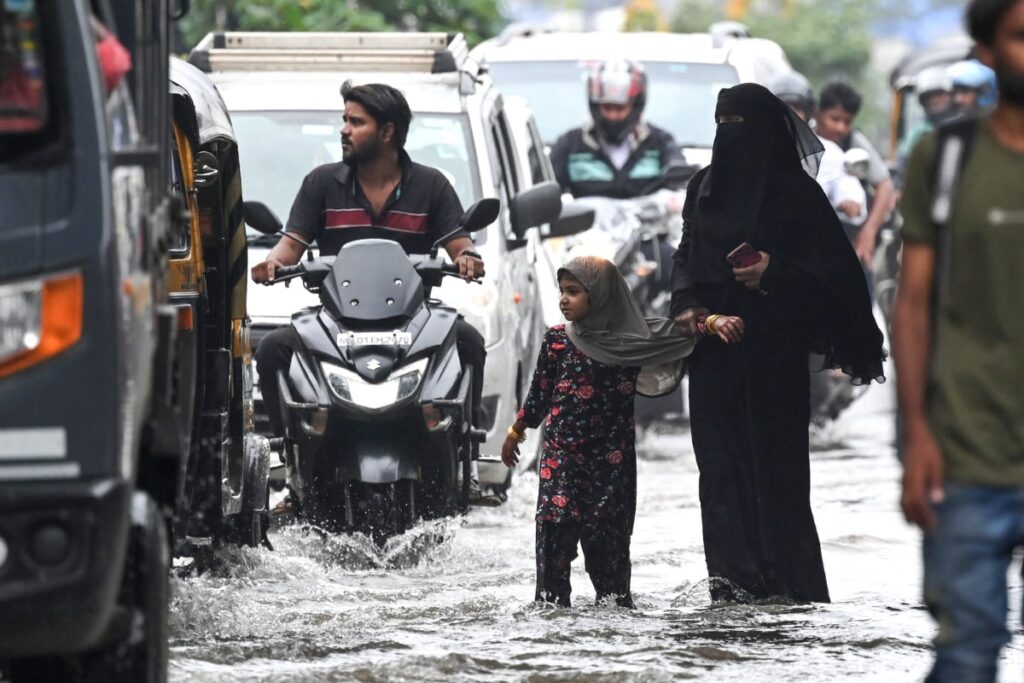 Heavy Rains Trigger Mumbai Traffic Chaos; IMD Warns of More Heavy Showers, Issues Yellow Alert