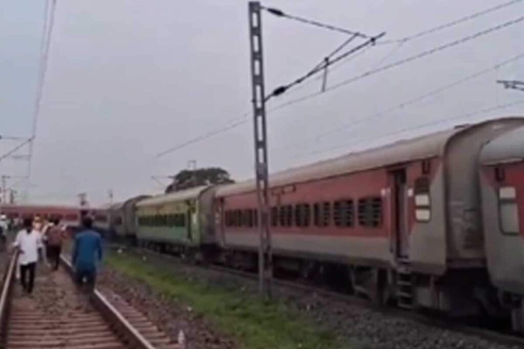 Howrah-Mumbai Mail Accident: 3 Fruit Sellers From Bengal’s Malda Among Victims