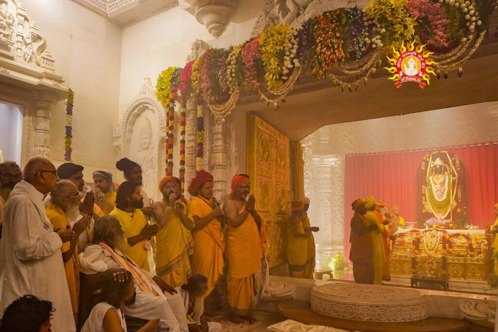 New Yellow Dress Code for Ayodhya Ram Mandir Priests; Smartphone Ban, 5-Hour Shifts Among Other Dos and Don'ts