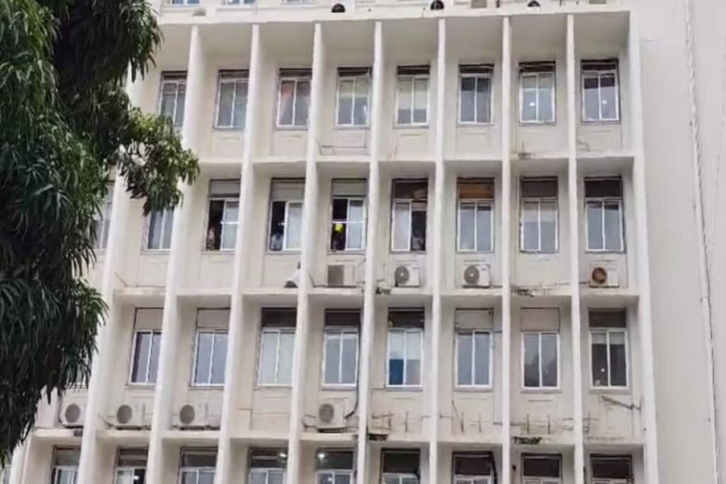 Unhappy With Officials, Mumbai Man Threatens To Jump From Mantralaya Building | Video