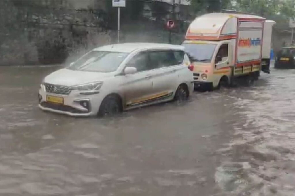 Heavy Rain in Mumbai, Woes Pour: Andheri Subway Shut; Dadar, Lower Parel, Kurla Flooded; Flight Diverted