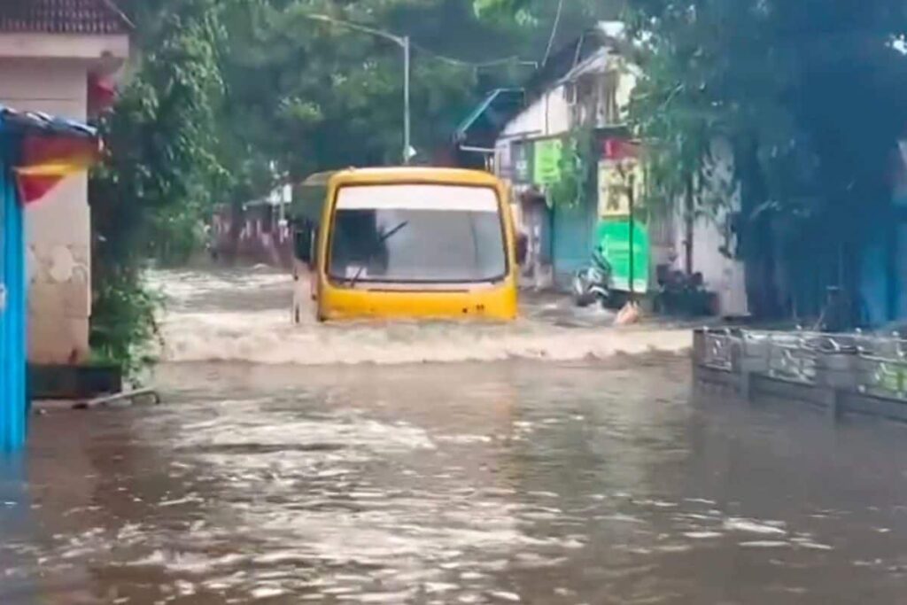 Cars Submerged, Schools Closed, Trains And Buses Diverted As 6-Hour Rain Spell Batters Mumbai | WATCH