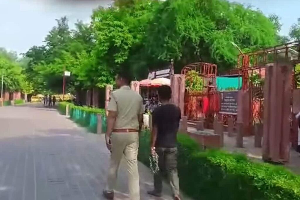 Did Himachal Pradesh Police Take Handcuffed Prisoner to Taj Mahal? Video Goes Viral