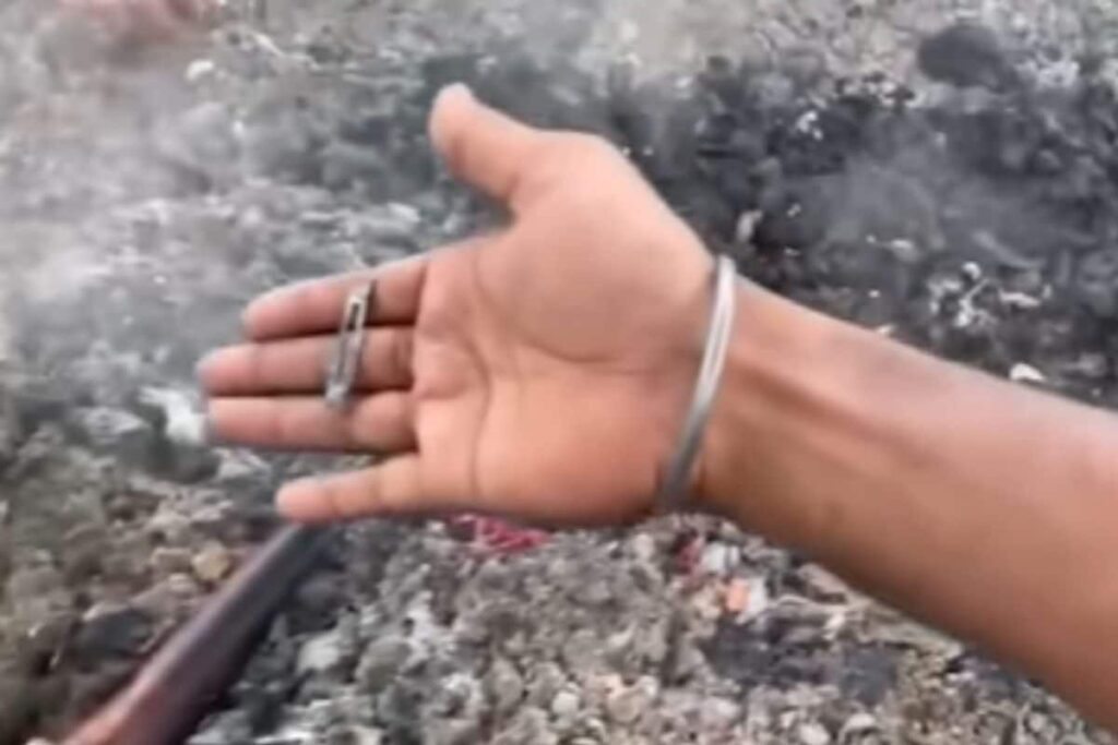 Surgical Blade Found in Ashes of Deceased Pregnant Woman in UP, Hospital's License Suspended