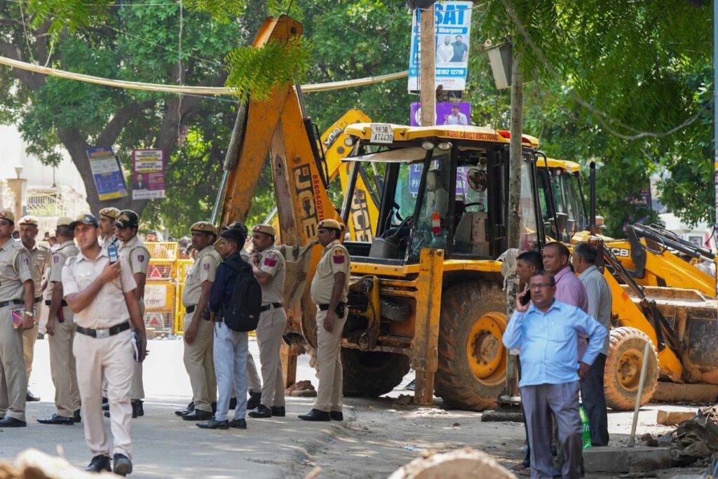 News18 Evening Digest: MCD Starts Bulldozer Action Against Drain Encroachments And Other Top Stories