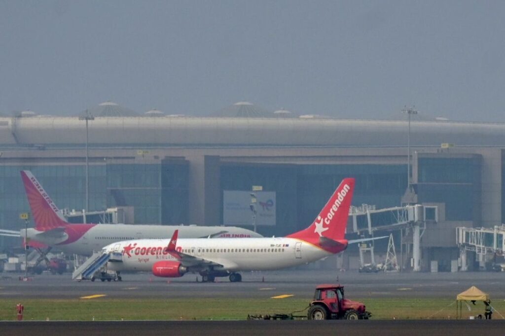 Mumbai Airport Runway Operations Hit Due to Heavy Rains, 27 Flights Diverted; Airlines Issue Advisories